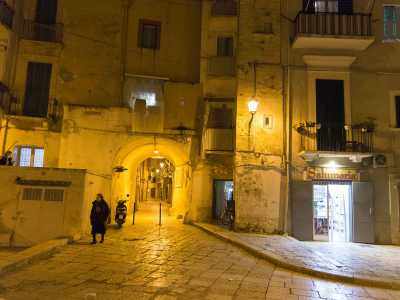 A dominare la piazza ci sono due storici archi: quello Alto e Basso, che permettono l�ingresso a Bari Vecchia tra case bianche, scalette e ballatoi